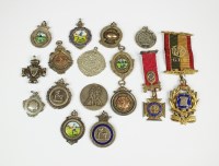 Lot 688 - An assorted collection of silver and...