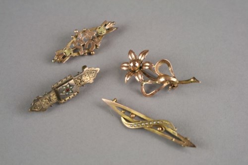 Lot 2 - Two 9ct gold bar brooches, together with a...