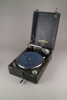 Lot 104 - A Columbia, no. 201 table top wind up gramophone