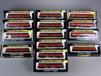 Lot 163 - Graham Farish N Gauge Royal Mail rolling stock,...