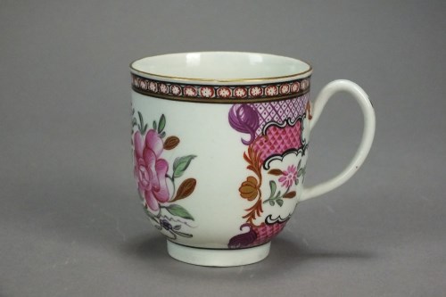 Lot 41 - A Worcester porcelain famille rose coffee cup...