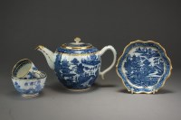 Lot 52 - A Caughley teapot, cover and stand in the...