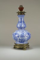 Lot 69 - A late 19th century English pearlware blue and...