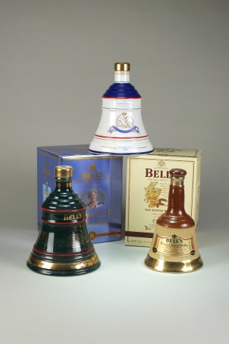 Lot 107 - 31 Bells whisky decanters, including...