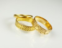Lot 188 - A 22ct gold decorative band, together with a...