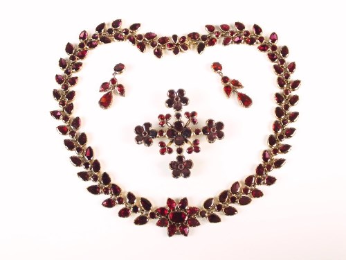 Lot 246 - An early 19th century garnet parure,...