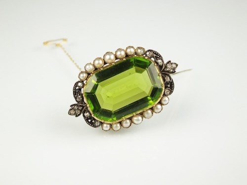 Lot 254 - A Victorian peridot, diamond and pearl brooch,...