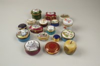 Lot 164 - A collection of seventeen pill boxes,...