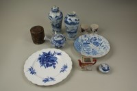 Lot 178 - A group of ceramics to include a pair of...