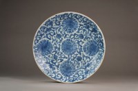 Lot 20 - A large Chinese blue and white dish Kangxi Of...