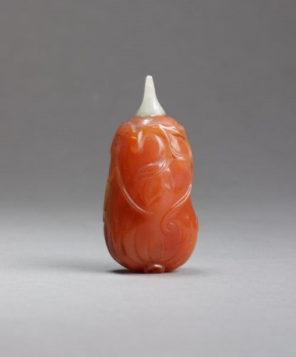 Lot 65 - A Chinese agate and jade 'finger citron' snuff...