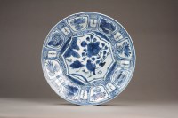 Lot 99 - A Chinese blue and white Kraak porcelain dish...