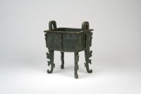Lot 185 - A Chinese bronze archaistic censer, Fangding...