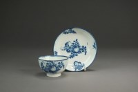 Lot 43 - A Caughley porcelain tea bowl and saucer,...