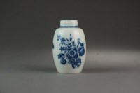 Lot 45 - A Caughley porcelain tea canister and cover,...